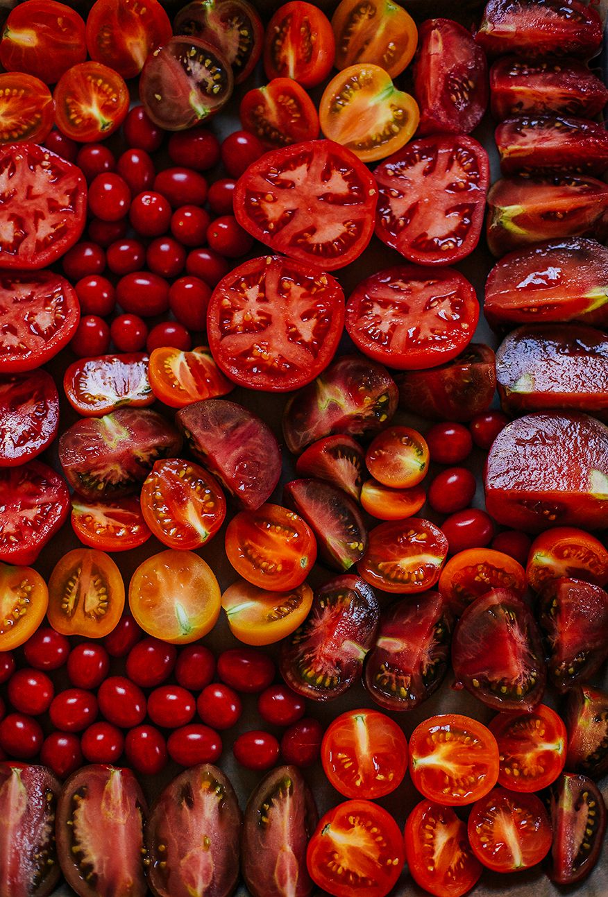 Tomates de distintas variedades cortados y vistos de cerca